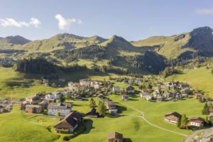 Dorf Stoos im Sommer