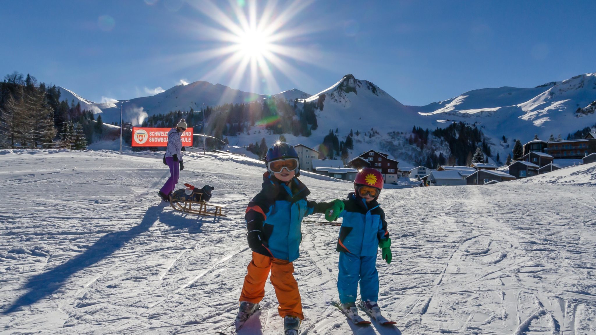 Kinder fahren Ski