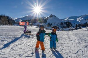 Kinder fahren Ski
