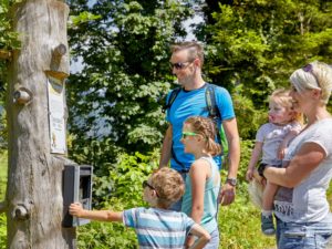 Familie auf dem Witzwanderweg