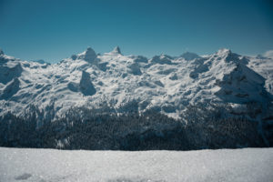 Klingenstock Gipfel im Winterwunderland, im Schnee eingedeckt.